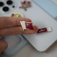 Autocollant de téléphone en métal émaillé moderne à thème qatari unique avec un design d'emblème doux, gravure, impression UV pour la personnalisation