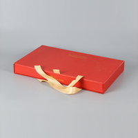 Emballage rouge Cadeau en papier artisanal Nichoir pour oiseaux avec poignée