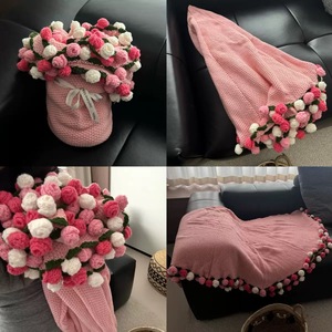 Couverture en tricot doux fait main au crochet motif bouquet de roses OEM/ODM pour la décoration intérieure, cadeau idéal pour la Saint-Valentin, un anniversaire ou la fête des Mères - Product Image 1