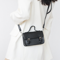 Sac bandoulière vintage structuré en cuir PU avec poignée supérieure et rabat, petit sac rétro pour femme