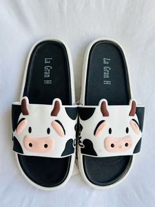 Ciabatte da casa da uomo La Gran H con stampa mucca, in EVA antiscivolo, per tutte le stagioni, design a cartone animato, a punta aperta - Product Image 1