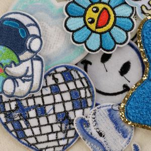 Patch thermocollant à paillettes série bleue Galaxy en forme de cœur, en stock pour la vente en gros, pour vestes, broderie, et patchs pour casquettes en sergé - Product Image 2