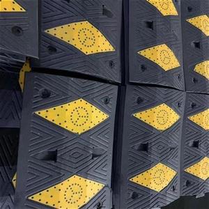 Reductor de velocidad de caucho, material reciclado, superficie asfáltica, instalación fija, diseño de 300 puntos para automóviles - Product Image 3