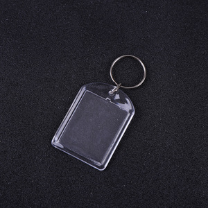 Nhà Máy Bán Buôn Cong Khung Ảnh Mặt Dây Chuyền Trong Suốt Acrylic & Hợp Kim <span class=keywords><strong>Keychain</strong></span> Với Cảnh PS <span class=keywords><strong>PVC</strong></span> Nhựa Trong Kho <span class=keywords><strong>Keychain</strong></span> - Product Image 1