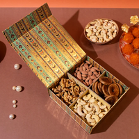 Luxe, op maat gemaakte, magnetische papieren doos voor snoep, gedroogd fruit en noten.