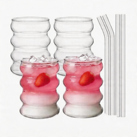 Verres à boire en verre borosilicate côtelé en gros avec paille pour jus, thé glacé et café