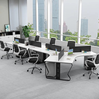 Ensemble de bureaux modernes et simples pour personnel avec cloison de séparation, poste de travail quatre personnes, bureau informatique