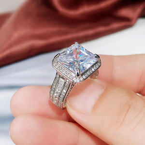 F1436 Anello di fidanzamento da donna in oro bianco con diamante sintetico taglio Princess, colore G, con diamanti laterali - Product Image 4