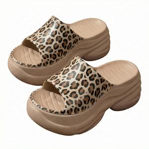 รองเท้าส้นสูงสำหรับผู้หญิง ดีไซน์ลายเสือดาว วัสดุ EVA ระบายอากาศได้ดี นุ่มสบาย เป็นมิตรกับสิ่งแวดล้อม เหมาะสำหรับใส่ในบ้าน/นอกบ้าน ฤดูร้อน - Product Image 1