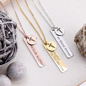 Bijoux en acier inoxydable <span class=keywords><strong>pour</strong></span> mère et fille Collier pendentif cœur initial à barre verticale gravée en or 18 carats <span class=keywords><strong>pour</strong></span> <span class=keywords><strong>maman</strong></span> - Product Image 2