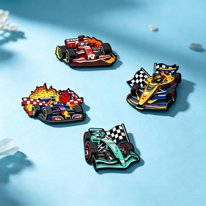 Broche en émail de voiture de course de formule 1 de dessin animé avec <span class=keywords><strong>drapeau</strong></span> à damier, badge de collection pour la décoration d'un tenue sportive et comme cadeau - Product Image 1