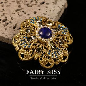 Une <span class=keywords><strong>broche</strong></span> de style courtoisie, en <span class=keywords><strong>lapis</strong></span>-<span class=keywords><strong>lazuli</strong></span>, exquisément sculptée, avec diamants complexes et un artisanat rétro et lourd. - Product Image 2