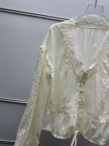 Blusa Elegante de Manga Larga para Mujer, Cuello en V, Color Sólido, Ajustada, con Bordado Calado y Encaje, Estilo Casual - Product Image 2