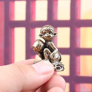 Sculpture de singe en laiton 'Spirit' cueillant des pêches, accessoires de décoration intérieure, figurines de singe en bronze, miniatures, décoration de bureau, figurine de thé - Product Image 4