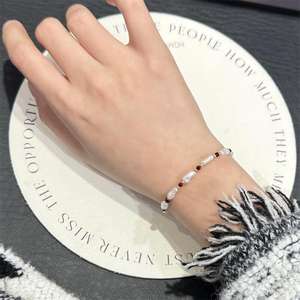 Pulsera de Caramelo Rojo Barroco de Alta Gama con Cierre OT, Perla Alienígena de Agua Dulce Natural, Diseño Único y Exclusivo - Product Image 2