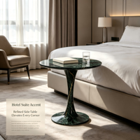 Table d'appoint de luxe en marbre vert avec accentures sculptées, design moderne sur piédestal pour la décoration d'hôtels et d'hôpitaux, pierre naturelle découpée sur mesure