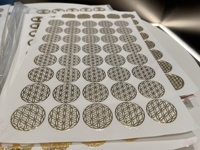 Impression personnalisée du logo 3D Autocollant à transfert fort UV Autocollants auto-adhésifs pour la formation d'électrons en or métal nickel étanches