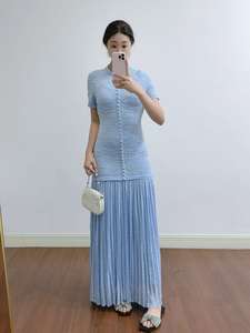 <span class=keywords><strong>Abito</strong></span> <span class=keywords><strong>in</strong></span> <span class=keywords><strong>maglia</strong></span> a maniche corte con <span class=keywords><strong>motivi</strong></span> floreali perlati per la primavera, con vestito interno a collo alto, ideale per le socialite. - Product Image 1