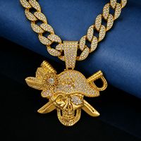 Collier chaîne cubaine avec pendentif crâne de pirate en alliage et strass, style hip-hop, avec chapeau et épée, bijoux tendance, en stock, vente en gros
