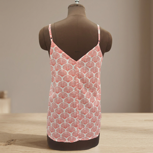Blusa de mujer con tirantes finos y estampado de popelina |   Camiseta sin mangas con cuello en V para verano |   Casual y Ligero para Venta al por Mayor - Product Image 4