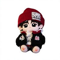 Poupée en peluche streetwear personnalisée, bonnet rouge, veste noire, patch patte, pieds, cadeau de collection pour fans, vente en gros