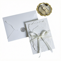 Suite d'invitations de mariage florales blanches haut de gamme avec détails en relief, cartes découpées, ruban, enveloppe et sceau de cire pour mariages de boutique