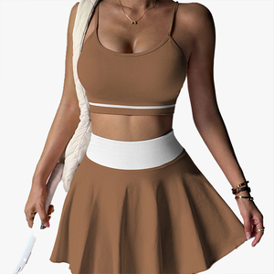 Ensemble deux pièces sport pour femme : Soutien-gorge de sport sexy type camisole et jupe plissée taille haute personnalisable pour le tennis, la course et le fitness - Product Image 1