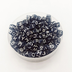 Cuentas Cuadradas de Plástico Negro con Letras del Alfabeto y Agujeros para Hacer Joyería - Product Image 1