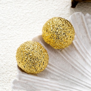 Pendientes de Diseño Exquisito con Textura Plegada, Pendientes de Botón Irregulares de Cobre Martillado, Pendientes de Lujo para Mujer - Product Image 1