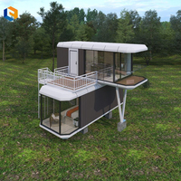 Hôtel et maison préfabriqués de luxe, inspirés des capsules spatiales, à structure en acier moderne, pour la vie en plein air dans un parc (chambre, salle de bain, cuisine)