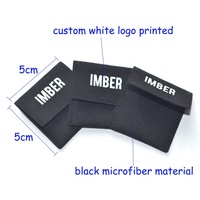 Pochette à anneaux en microfibre noire miniature 5*5cm avec rabat boutonné et logo blanc personnalisé imprimé