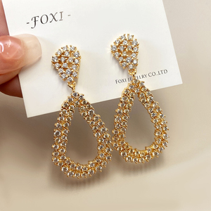 Pendientes brillantes de lujo exagerados, de latón para mujer, chapados en oro de 18 quilates - Product Image 5