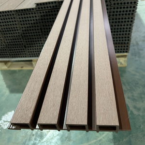 Panneau mural extérieur imperméable en WPC PVC avec surface rainurée à grain de bois 3D, revêtement ignifuge pour jardin et parc - Product Image 1