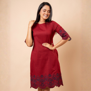 Vestido Corto Clásico de Lino de Alta Calidad con Detalle de Bordado Festoneado Color Granate para Mujer - Product Image 2