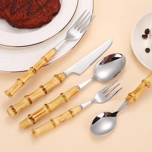 Vente en gros 304 manche en bambou en acier inoxydable <span class=keywords><strong>vaisselle</strong></span> vintage filet rouge cuillère fourchette couteau à steak fourchette ensemble - Product Image 3
