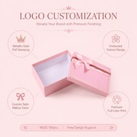 Boîte cadeau personnalisée avec nœud en ruban rose, nœud en satin, bande pailletée, couvercle ondulé gaufré, bordure dorée, emballage pour cosmétiques et soins de la peau