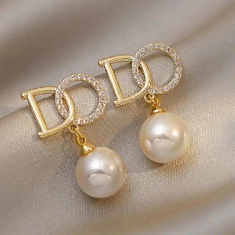 Pendientes de perlas con diseño de nicho de lujo ligero para mujer minimalista nuevos pendientes con tachuelas de diamantes DO