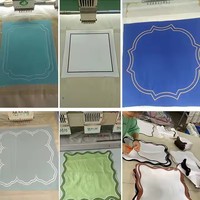 Vente en gros de sets de table et de serviettes rectangulaires faits à la main avec un design brodé et des bords ondulés, 100% lin uni teint