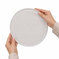 Set de table rond MJS en satin blanc tissé avec bordure brodée pour hôtels et restaurants, logo personnalisé disponible