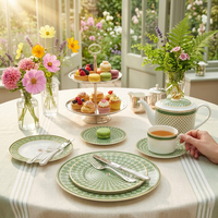 Service de table en céramique de luxe avec bordure dorée, motif géométrique cygne vert émeraude, assiettes en porcelaine fine personnalisées, tasses à thé et soucoupes