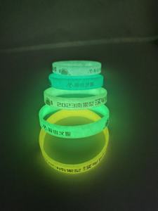 Pulseras Elásticas de Silicona Luminosas con Logotipo Personalizado, Color Personalizado, Impresión Serigrafiada, Resistentes al Agua, Estilo Arte Popular - Product Image 4