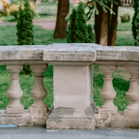 Balustre en granit d'extérieur OEM, balustrade en pierre courbée sur mesure pour escalier, pilier décoratif en pierre pour jardin, cour et balcon