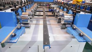 Machine portative de fabrication de tôle de toiture de couvreurs en métal à verrouillage par joint debout d'usine HENER pour les États-Unis - Product Image 5