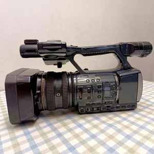 Caméra vidéo professionnelle de haute qualité d'image AX 2000E avec zoom optique 20X et objectif HDR-AX2000E - Product Image 1