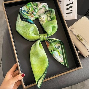 Foulard Quadrato in Seta con Logo Personalizzato all'Ingrosso, Bandane Stampate per Donne, Sciarpe Eleganti e Fotogeniche - Product Image 4