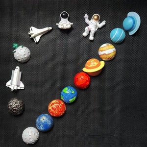 Aimants de réfrigérateur en résine protégés par le droit d'auteur, en stock, avec motifs planétaires, astronautes, vaisseaux spatiaux, Terre et Lune, pour la maison et les voyages - Product Image 1
