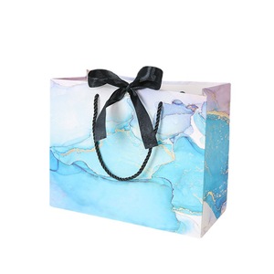 Sacs cadeaux en papier blanc de luxe écologiques en gros avec poignées en ruban personnalisables pour chaussures et vêtements - Product Image 6