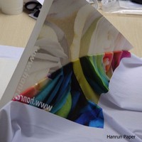 Rollo de papel de transferencia por sublimación pegajoso de alta temperatura de 100GSM al por mayor para ropa y tazas