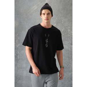 เสื้อยืดคอกลมพิมพ์ลาย Air Jones สำหรับผู้ชาย สีดำ ผ้าฝ้าย 100% เนื้อหนานุ่ม ทรงโอเวอร์ไซส์ รุ่น 88355 สำหรับสวมใส่ลำลองสไตล์สตรีทแวร์ - Product Image 1