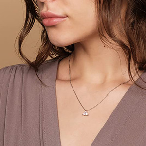 Collana con ciondolo triangolare in zircone per donna, catena geometrica semplice per clavicola, gioielli alla moda - Product Image 4